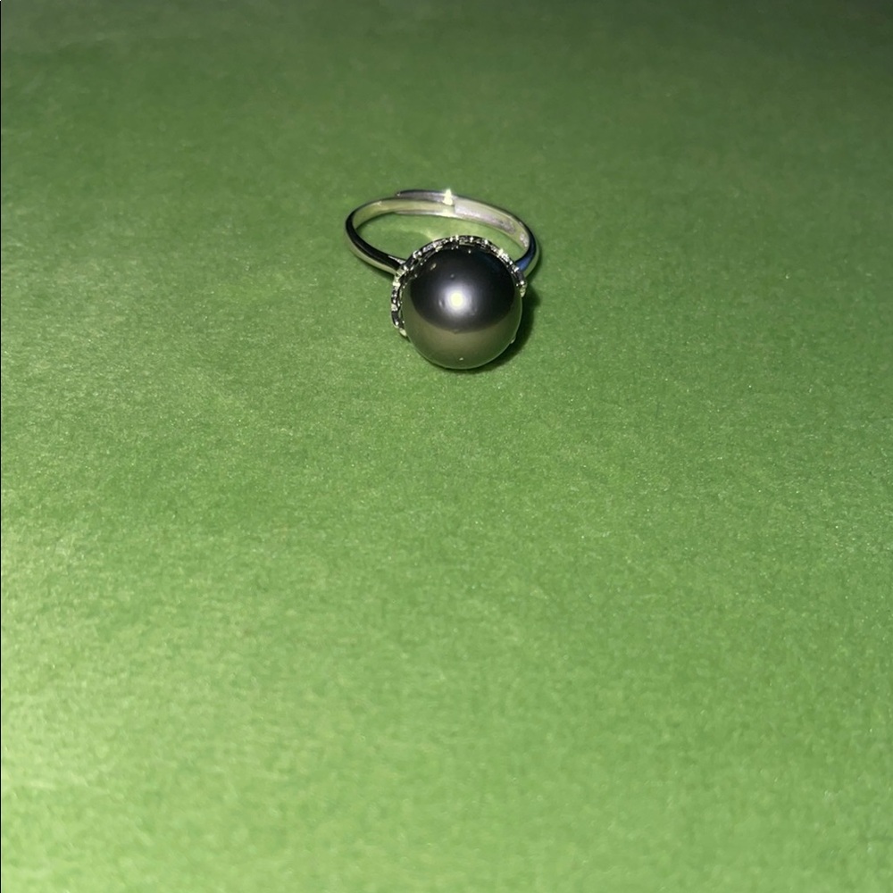 Elegant Silver band/black Pearl Ring